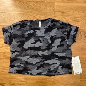 Lululemon NWT cates training tee, size 4, black camo